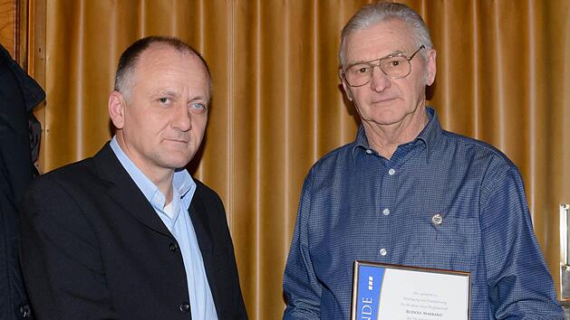 Wurde f&uuml;r 40 Jahre Treue geehrt: stellvertretender 2. Vorsitzender Rudolf Markard. Schriftf&uuml;hrer Christoph Reitelbach gratulierte. Foto: Bj&ouml;rn Hein