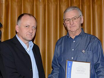 Wurde für 40 Jahre Treue geehrt: stellvertretender 2. Vorsitzender Rudolf Markard. Schriftführer Christoph Reitelbach gratulierte. Foto: Björn Hein