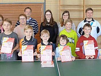 Diese acht Jungen und Mädchen haben sich für den Kreisentscheid der Tischtennis-Mini-Meisterschaften in Rugendorf qualifiziert. Mit im Bild (hinten, von links) 2. Bürgermeister Franz Schrepfer, Abteilungsleiterin Heidemarie Zahner, Rita Kunzelmann und stellvertretender TSV-Vorsitzender Markus Strauß.  Foto: W. Reißaus