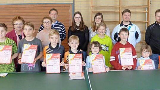 Diese acht Jungen und Mädchen haben sich für den Kreisentscheid der Tischtennis-Mini-Meisterschaften in Rugendorf qualifiziert. Mit im Bild (hinten, von links) 2. Bürgermeister Franz Schrepfer, Abteilungsleiterin Heidemarie Zahner, Rita Kunzelmann und stellvertretender TSV-Vorsitzender Markus Strauß.  Foto: W. Reißaus