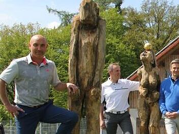 Sie freuen sich über die Holzskulpturen, die bis zum Saisonende den Golfplatz zieren (v. l.): Schatzmeister Udo Bornschlegel, Vize-Präsident Holger Kraut und Clubmanager Holger Peschke. Foto: Veronika Schadeck