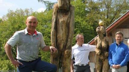 Sie freuen sich über die Holzskulpturen, die bis zum Saisonende den Golfplatz zieren (v. l.): Schatzmeister Udo Bornschlegel, Vize-Präsident Holger Kraut und Clubmanager Holger Peschke. Foto: Veronika Schadeck