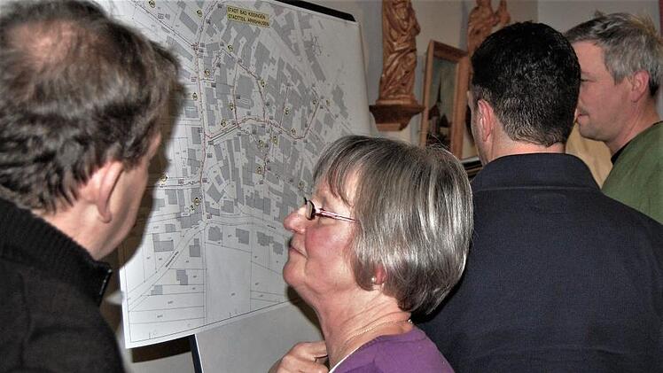Foto 01: Harald Wedler (stehend), Mitglied der Interessengemeinschaft Arnshausen, widerspricht Matthias Wehner (sitzend): "Diese Chance kommt nicht so bald wieder, günstiger wird es nicht." - Rechts im Bild: Jan Voll, leiter des städtischen Bauamts.Sigismund von Dobschütz