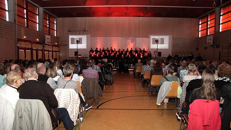 Beim Rock-Oratorium war es auf und vor der Bühne voll.  Foto: Richard Sänger