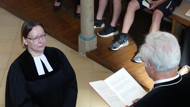 Die Einführung von Pfarrerin Cornelia Meyer  durch Dekan Günther Werner Foto: Paul Pöhlmann