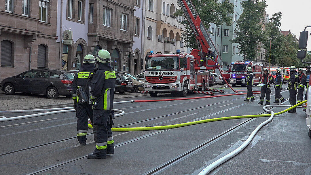 Dachstuhl eines Mehrfamilienhauses fängt Feuer