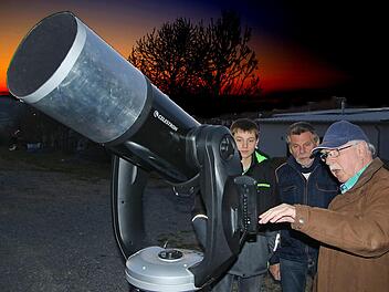 Wenn Hobbyastronom Werner Krauß aus Rödelmaier (rechts) sein Teleskop auf  dem Kleinfeldlein-Parkplatz aufstellt, dann kommen die Besucher gerne, um  einen Blick durch das Gerät zu tun.  Auch anlässlich des Tages der  Astronomie am Samstag war er präsent. Foto: Dieter Britz