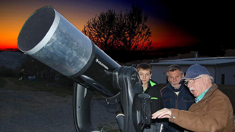Wenn Hobbyastronom Werner Krauß aus Rödelmaier (rechts) sein Teleskop auf  dem Kleinfeldlein-Parkplatz aufstellt, dann kommen die Besucher gerne, um  einen Blick durch das Gerät zu tun.  Auch anlässlich des Tages der  Astronomie am Samstag war er präsent. Foto: Dieter Britz