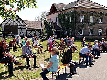 Große Abstände und unter freiem Himmel: Die Ortssprecherwahl in Gleusdorf erinnerte eher an einen Freiluftgottesdienst. Helmut Will