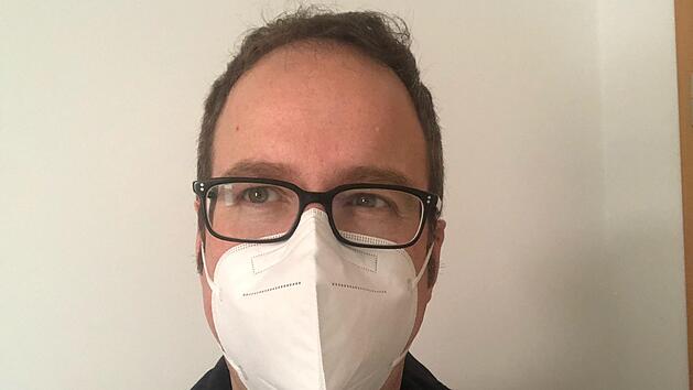 Erlangens OB Florian Janik passt seine FFP2-Maske jetzt perfekt. Dafür hat der Politiker öffentlichkeitswirksam seinen Bart geopfert.Foto: privat