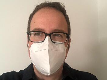 Erlangens OB Florian Janik passt seine FFP2-Maske jetzt perfekt. Dafür hat der Politiker öffentlichkeitswirksam seinen Bart geopfert.Foto: privat
