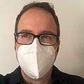 Erlangens OB Florian Janik passt seine FFP2-Maske jetzt perfekt. Dafür hat der Politiker öffentlichkeitswirksam seinen Bart geopfert.Foto: privat