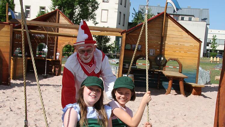 Sylvie Streit (10) und Eva Meußgeyer (10) ließen sich vom Büttner-Clown Reiner Bär anschaukeln.