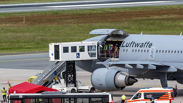 In dieser Maschine der Luftwaffe, ein Airbus A310-304 MRTT, landeten die verletzten Ukrainer auf dem Flughafen Nürnberg. Es brachte verwundete Soldaten aus der Ukraine nach Bayern. Foto: Armin Weigel/dpa