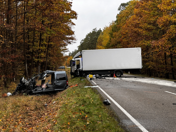 T&ouml;dlicher Unfall im Kreis Ansbach - Van kollidiert mit Lkw