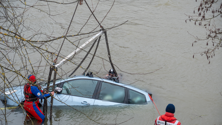 Auto in Bamberg in die Regnitz gerollt