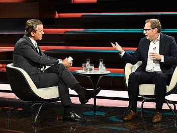 Markus Lanz macht CSU-Generalsekretär Martin Huber am Dienstagabend auf einen offenkundigen Dissens in der Regierung aufmerksam.