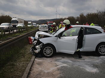 Schwerer Unfall mit sechs Verletzten auf A6 - Rettungshubschrauber im Einsatz
