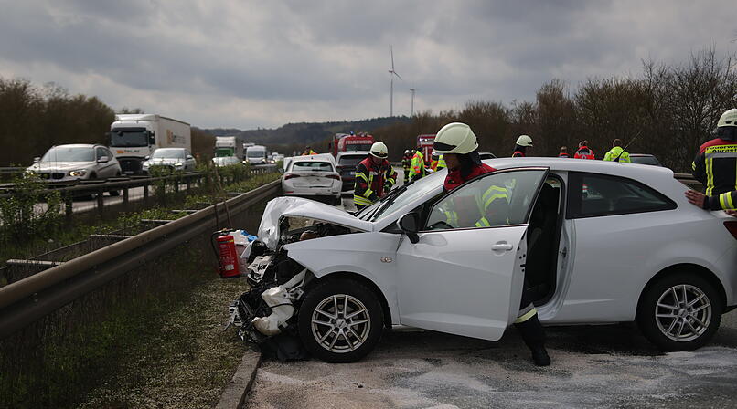 Schwerer Unfall mit sechs Verletzten auf A6 - Rettungshubschrauber im Einsatz