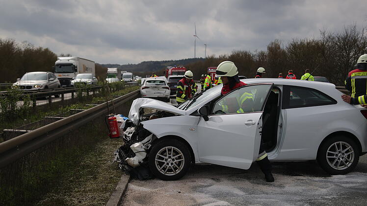 Schwerer Unfall mit sechs Verletzten auf A6 - Rettungshubschrauber im Einsatz
