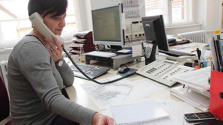 Telefonservice im Bamberger Rathaus zum Bombenfund. Foto: Michael Gründel