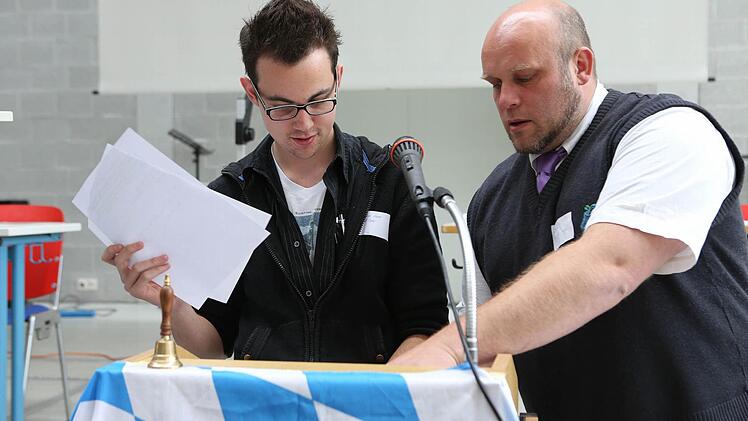 Spielerisch sollten die Schüler dabei lernen, wie Politik in Ausschüssen, Fraktionen und Debatten gemacht wird.