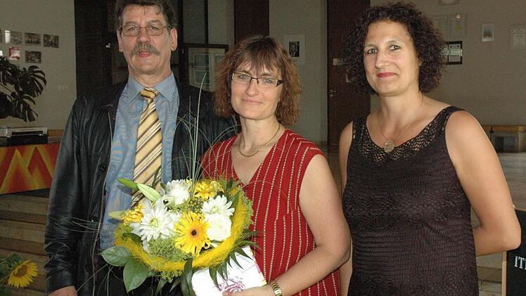 Tanja Buchholz hatte bisher Schulen von Ostheim vor der Rhön bis nach Pfarrweisach als Religionspädagogin betreut. Zum neuen Schuljahr zieht Buchholz, die in Bad Königshofen wohnt, sich in das Dekanat Bad Neustadt zurück. Schulleiter Josef Friedrich (links) und seine Stellvertreterin Cornelia Bartelmann (rechts) verabschiedeten Tanja Buchholz (Mitte).