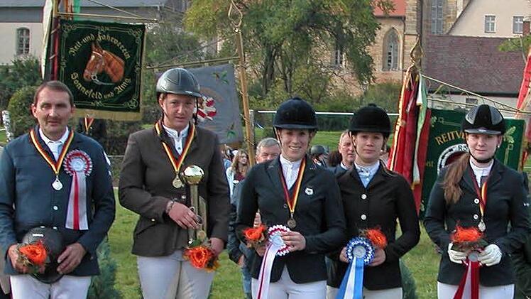 Springen LK 3 und 2: Sieger der Königsklasse (von links) Vize Ludwig Dellert, Kreismeisterin Miriam Hampel; Nächstplatzierte Antonia Müller, Katharina Ehrlicher, Martina Müller.