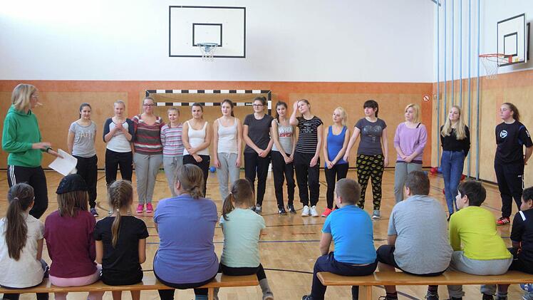Elke Hausmann (links) stellt ihre Sportschülerinnen (im Hintergrund) den Grundschülern vor. Foto: Julia Raab