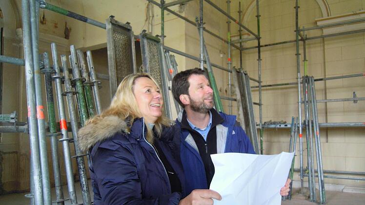 Andrea Schallenkammer und Projektleiter Torsten Storath begutachten die voranschreitenden Bauarbeiten im Lola Montez-Saal. Foto: Julia Raab