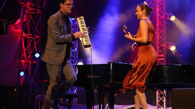 Bodo Wartke und Melanie Haupt (Kabarettistin und Sängerin) verbanden ihren Auftritt mit einer Tanzeinlage. Foto: Barbara Herbst