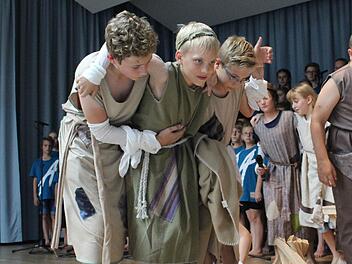 Die "Aussätzigen” stützen sich gegenseitig in ihrem Leid und werden Freunde. Fotos: Evi Seeger