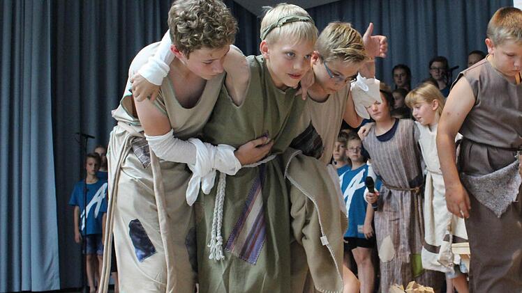 Die "Aussätzigen” stützen sich gegenseitig in ihrem Leid und werden Freunde. Fotos: Evi Seeger