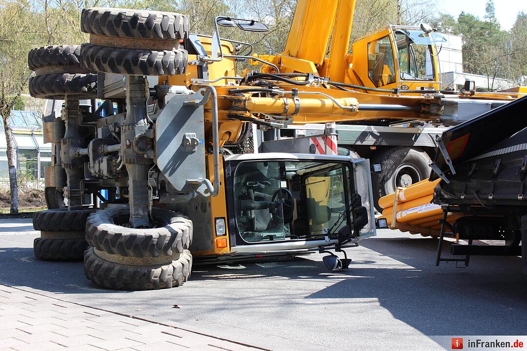 Erlangen: Bagger kippt auf Unigelände um