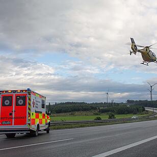 Schwerer Unfall auf der A9: Auto gerät auf nasser Straße ins Schleudern – Gaffer filmen