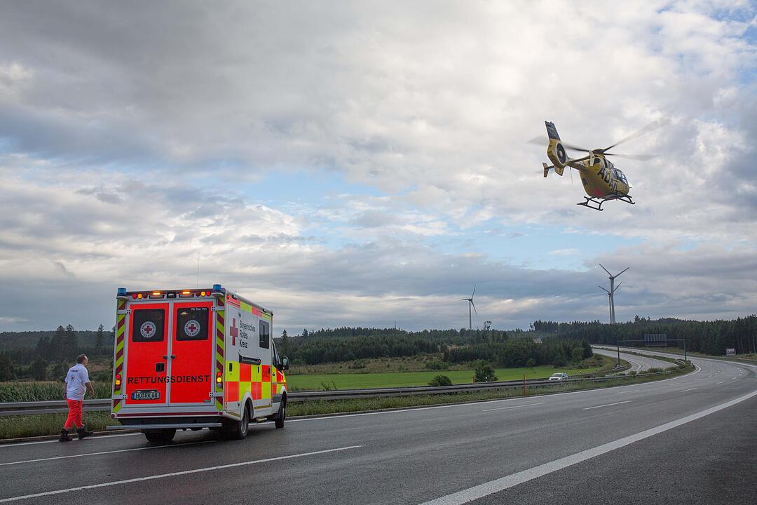 Schwerer Unfall auf der A9: Auto gerät auf nasser Straße ins Schleudern – Gaffer filmen
