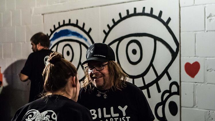 Der New Yorker Pop-Art-Künstler Billy The Artist lockte gemeinsam mit Alex dem pinselnden Sprayer zahlreiche Besucher in die alte Pakethalle in Coburg. Foto: Jochen Berger