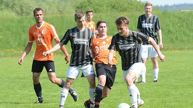 Nicht zu stoppen waren die Kicker des BSC Lauter (dunkle Trikots) im Heimspiel gegen zuletzt so starke Wollbacher.ssp