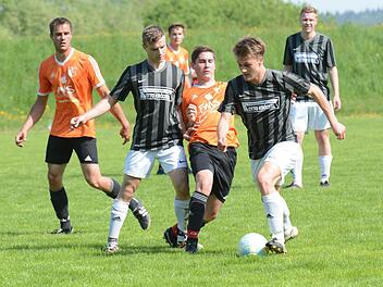 Nicht zu stoppen waren die Kicker des BSC Lauter (dunkle Trikots) im Heimspiel gegen zuletzt so starke Wollbacher.ssp