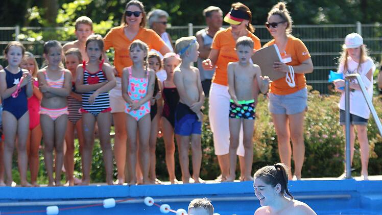 Früh übt sich! Der kleine Felix Surkamp aus Eltmann war beim "Kinder-Mainathlon" der einzige Starter mit Schwimmhilfen. Unter Beobachtung von Helferin Mona Scholl meisterte er seine Aufgabe mit Bravour.