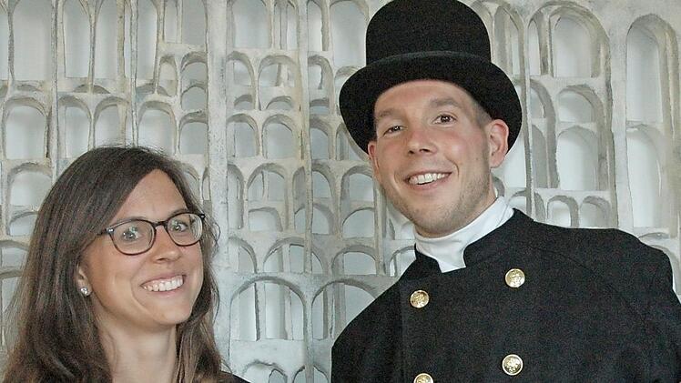 Regierungsrätin Kristina Wolff verpflichtete Benjamin Herrmann als neuen Bezirksschornsteinfeger. Und weil es heißt, dass Schornsteinfeger Glück bringen, nutzte die Abteilungsleiterin auch die Gelegenheit und drehte an seinem goldenen Knopf.  Foto: Moni Göhr/Landratsamt Haßberge