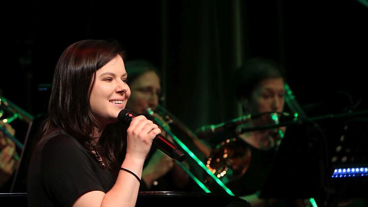 Kurzweiliges Programm auf hohem Niveau: Die Bigband der Hochschule Coburg unter Leitung von Ralf Probst sowie junge Gesangstalente aus der Region beeindruckten zahlreiche Zuhörer im Kongresshaus Rosengarten.Foto: Jochen Berger