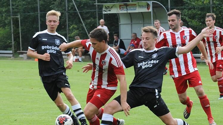 Ins Tor getroffen und vom Platz geflogen: Fuchsstadts Lukas Lieb (am Ball) war die prägende Figur im Fuchsstädter Spiel gegen die TG Höchberg.ssp