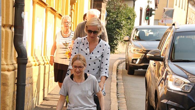 Die bereits abgesenkte Bordsteinkante in der Lichtenfelser Straße an de Einmündung zur Bärengasse ist trotzdem noch ein Hindernis für Rollstuhlfahrer. Foto: Matthias Einwag