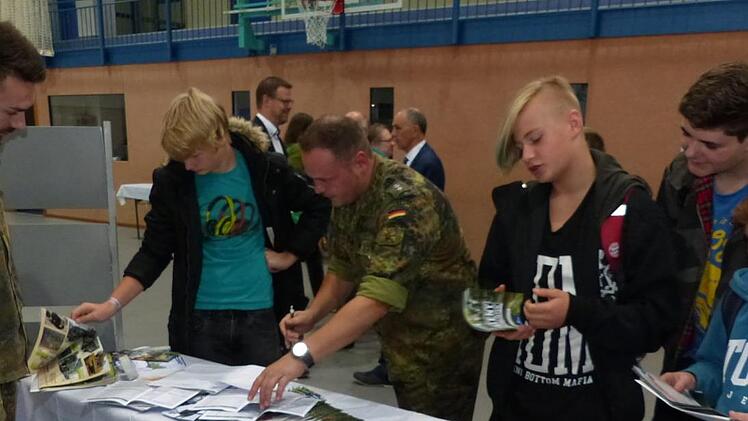 Eine Ausbildung bei der Bundeswehr steht bei jungen Leuten immer noch hoch im Kurs. Foto: Klaus-Peter Wulf