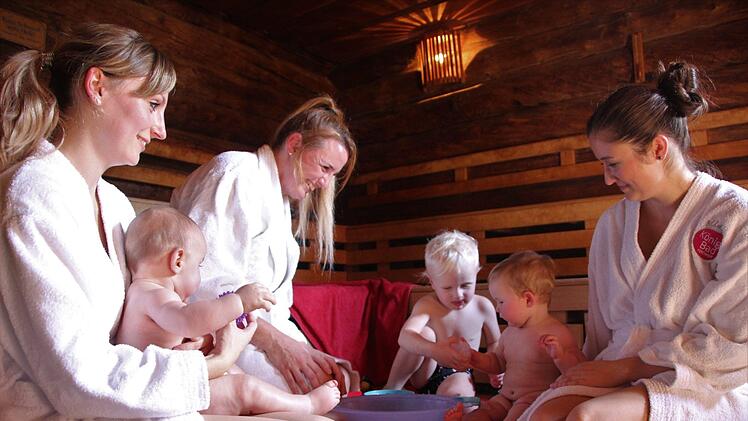 Kuschelatmosphäre in der Forchheimer Eventsauna: Während der zweijährige Pepe den Eisbrunnen räubert, genießen Kathrin mit ihrem Sohn Henry, Nadine Hemme (Babysauna-Fachfrau), Katharina und Mia die wohltuende Wärme.