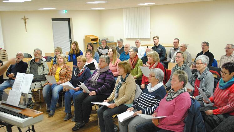 Intensive Proben für das Kirchenmusikalische Adventskonzert laufen bei der Rhöner Trachtenkapelle und den zwei Chören des Gesangvereins Frohsinn seit vielen Wochen. Foto: Evelyn Schneider
