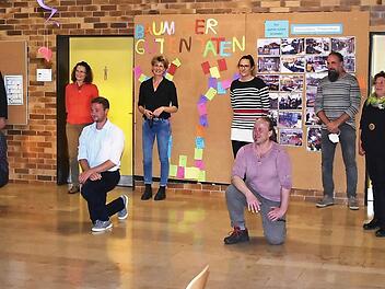 Die drei Bürgermeister mit den neuen Räten nach ihrer ersten Sitzung im Foyer der Grundschule  Foto: Udo Billen