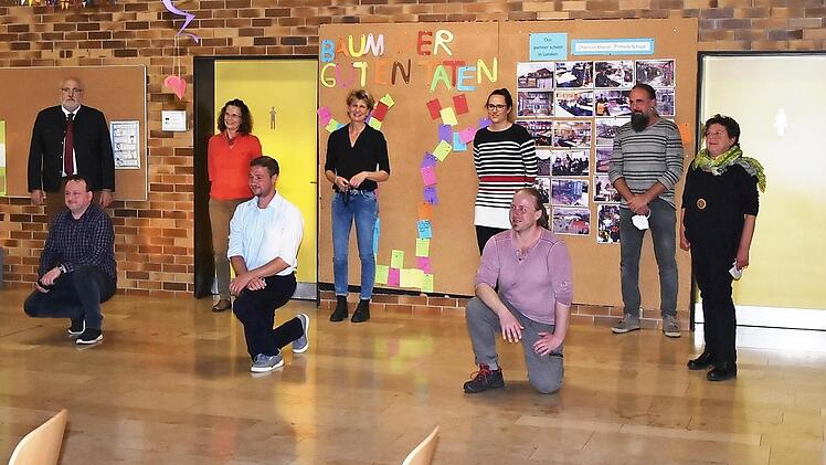 Die drei Bürgermeister mit den neuen Räten nach ihrer ersten Sitzung im Foyer der Grundschule  Foto: Udo Billen