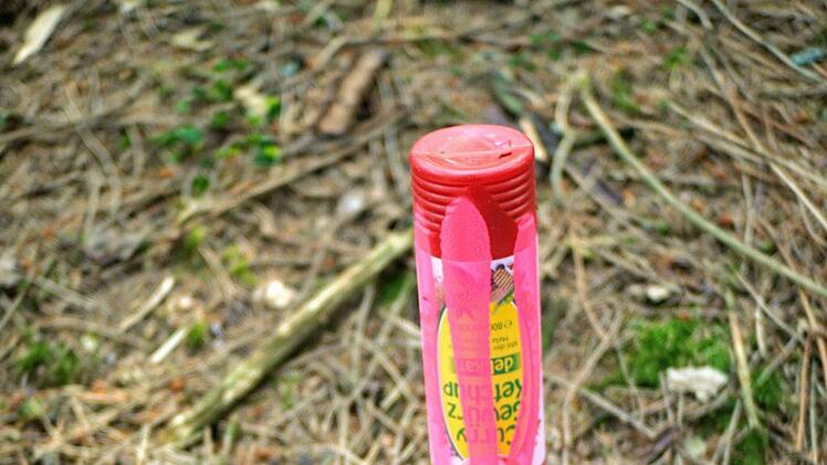 Und was suchen angespr&uuml;hte Ketchupflaschen im Wald?